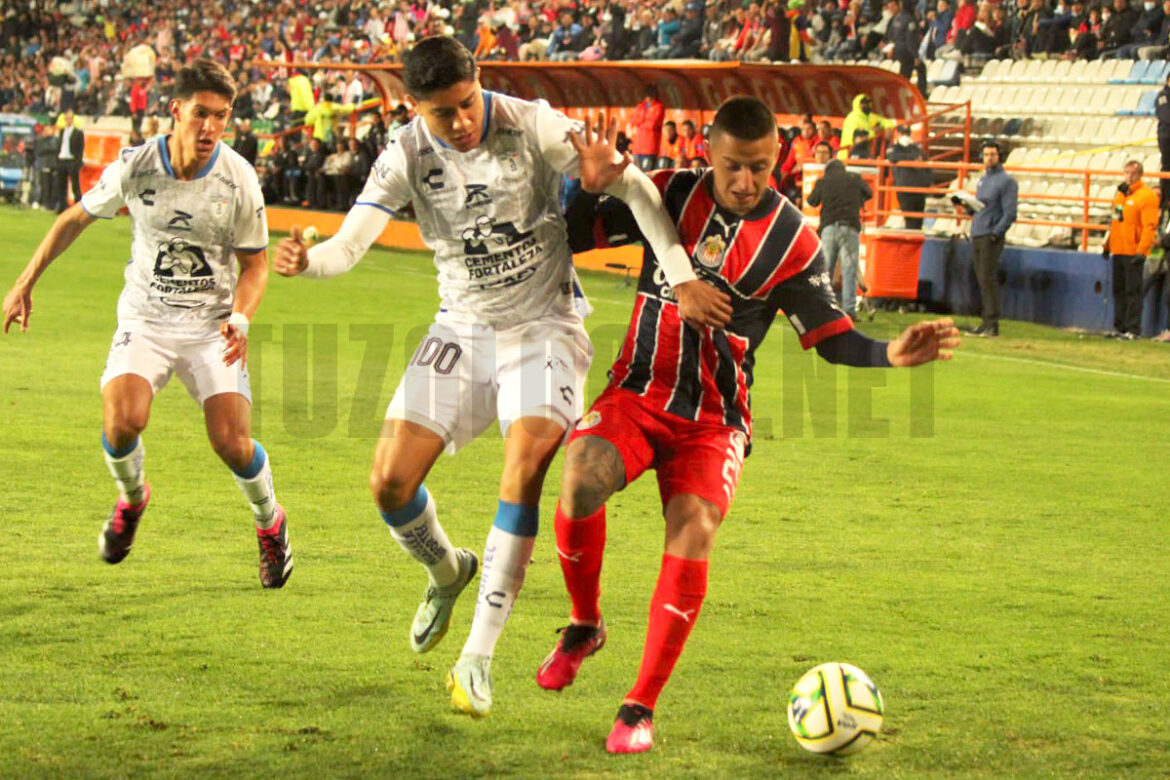 Pachuca y Chivas dividen unidades en el Hidalgo